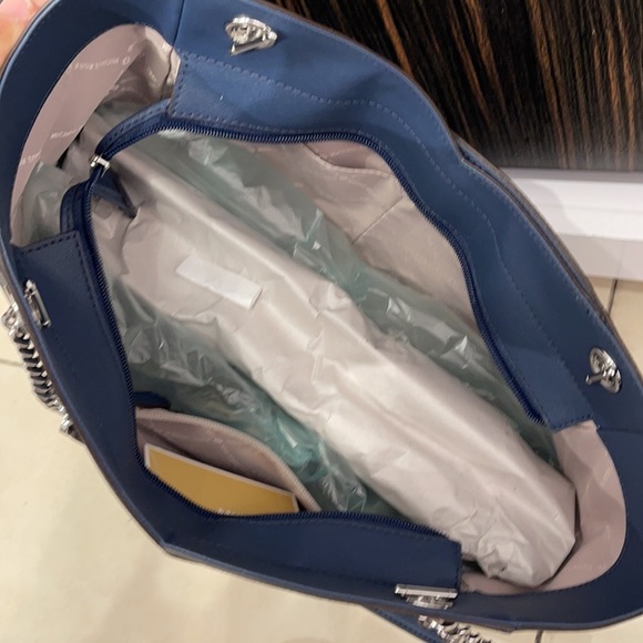 MICHAEL KORS
Jet Set Large Logo Shoulder Bag - Picture 8 of 16